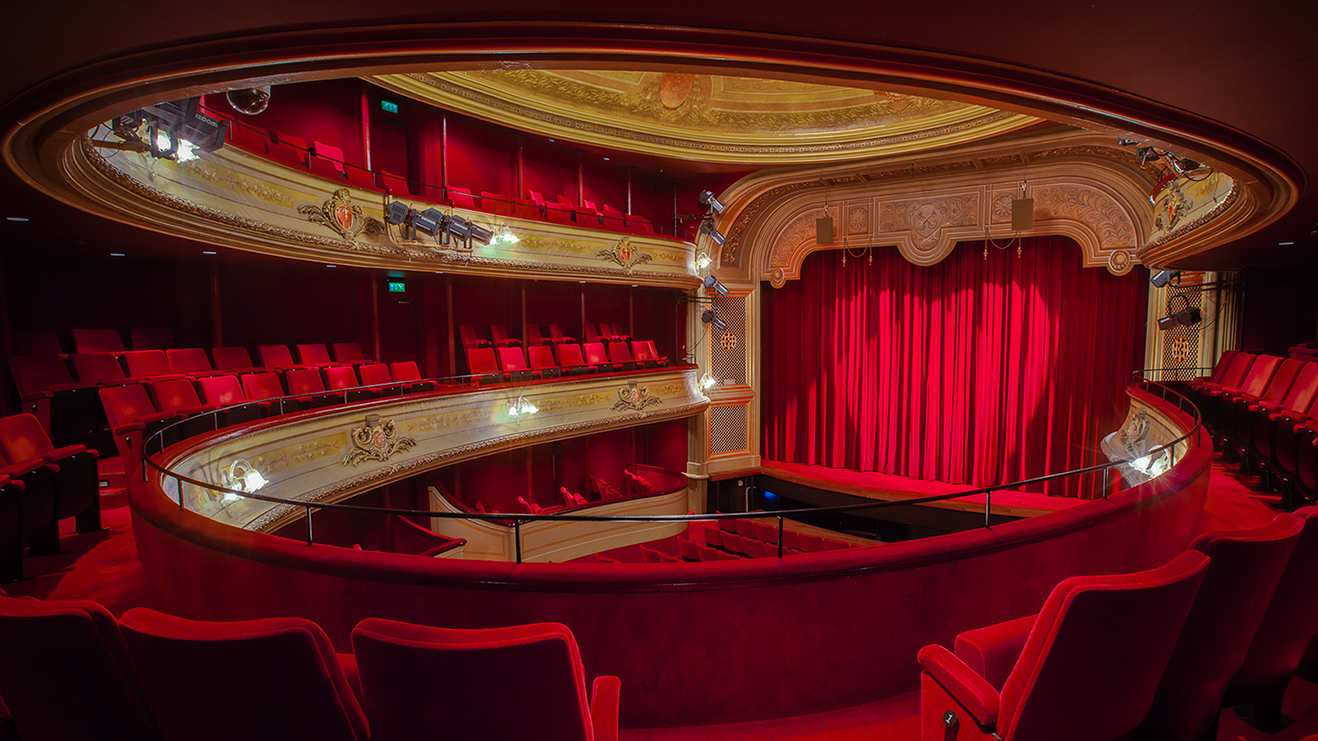 Foto Leidse Schouwburg vanaf balkon met rode stoelen en gouden ornamenten