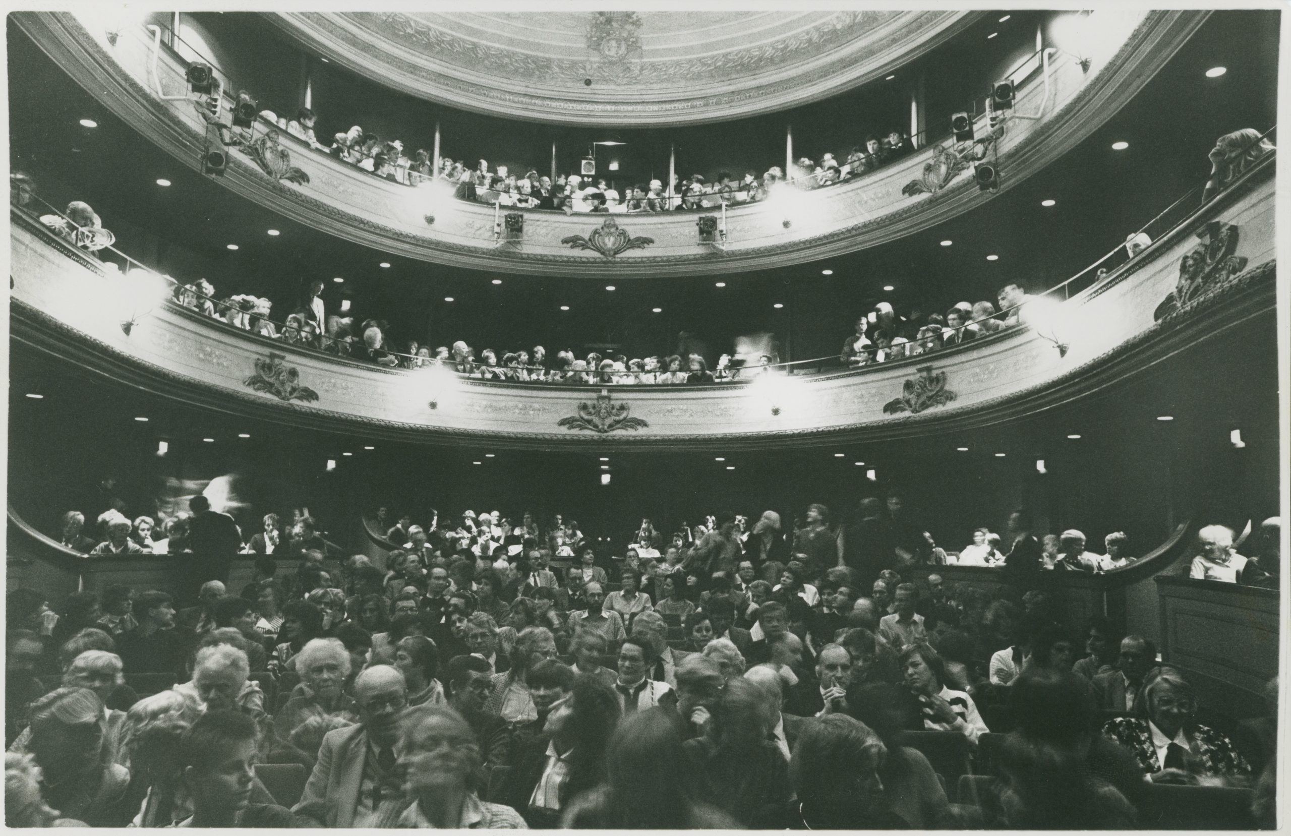 Foto uit 1980 van de theaterzaal Leidse Schouwburg met publiek