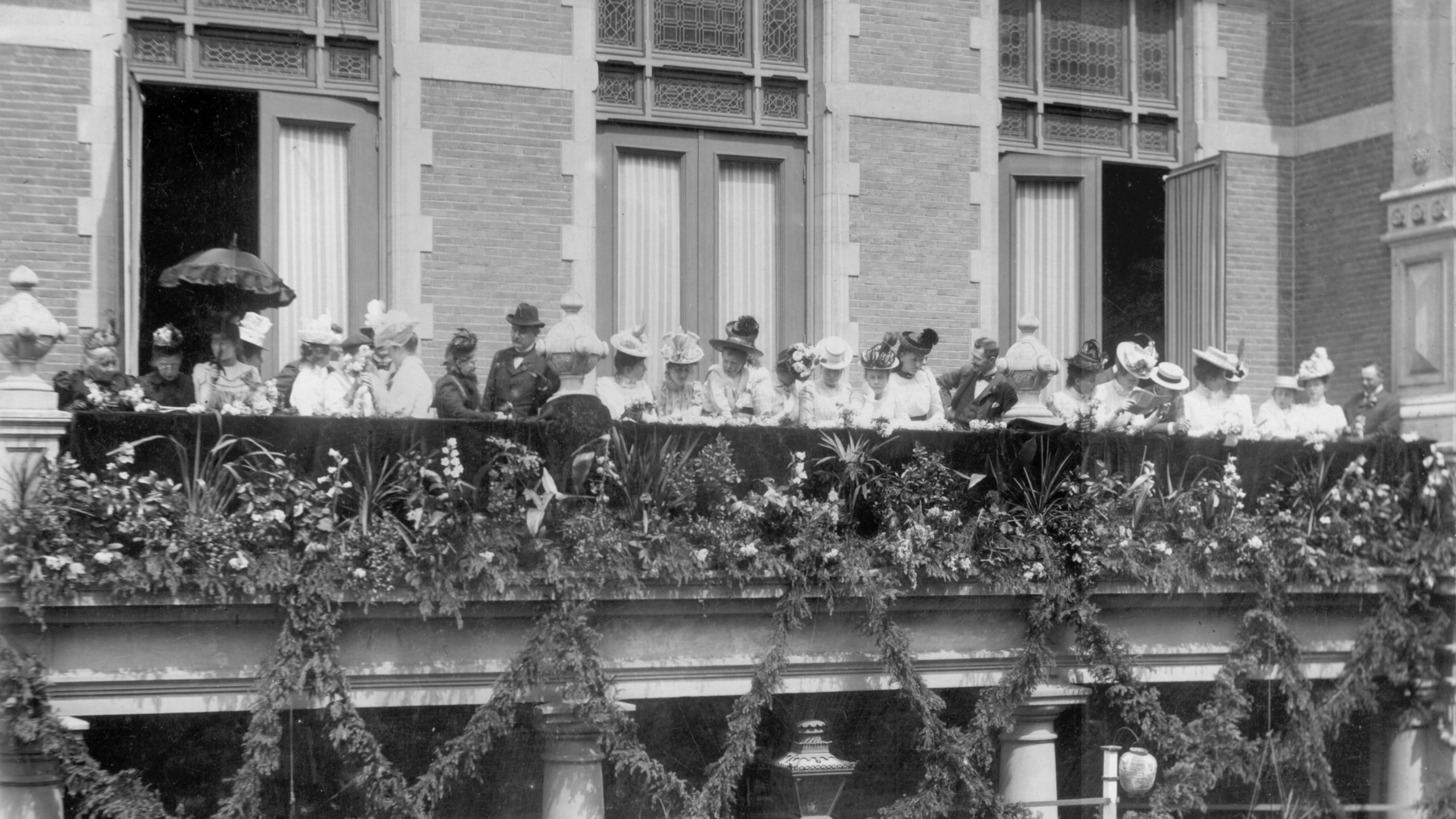 Foto van het balkon van de Stadsgehoorzaal van vroeger