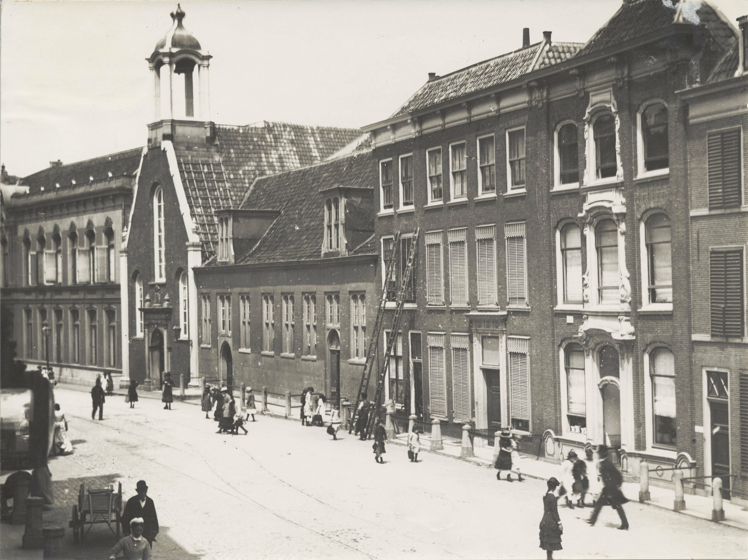 Breestraat met de Stadsgehoorzaal eind 19e eeuw.